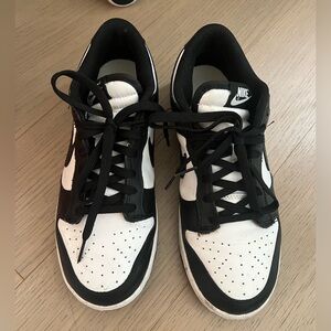Black and white Nike dunks women